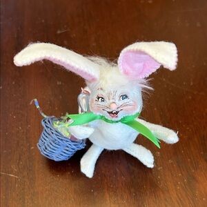 Annalee 2009 6” Easter Bunny with Green ribbon and basket EUC